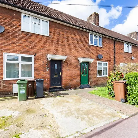 Villa Heads On Bed - Dagenham Large House With Parking And Free Wifi